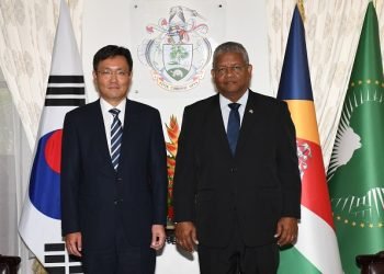 H.E Ambassador Kang Seokhee (Right) with the President of the Republic of Seychelles, Mr. Wavel Ramkalawan (Left)
