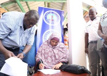 Kenya Ports Authority hands over cash compensation to Lamu fisherfolks