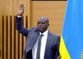 Kagame swears in new defence minister, military chiefs