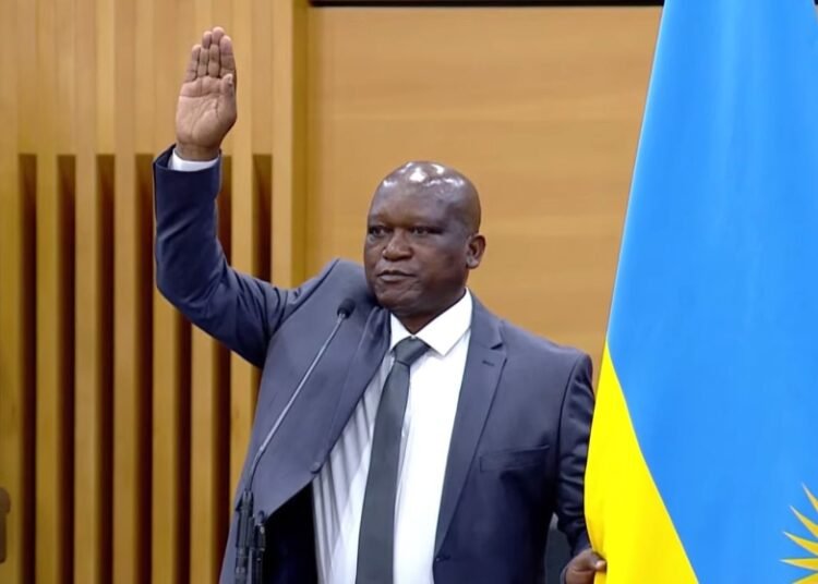 Kagame swears in new defence minister, military chiefs