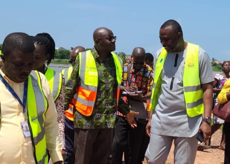 Ghana: Local Government Minister Daniel Botwe inspects ongoing desilting works of drains in Accra