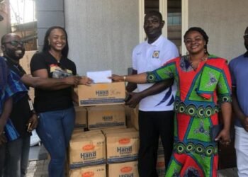 Ghana: ECG donates GH¢12k plus relief item to Akosombo Dam spillage victims