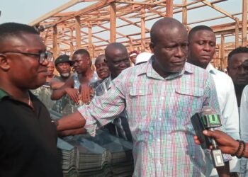 Ghana: Former Vice President donates 250 packets of roofing sheets to Kantamanto Fire Victims
