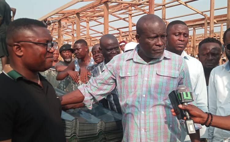 Ghana: Former Vice President donates 250 packets of roofing sheets to Kantamanto Fire Victims